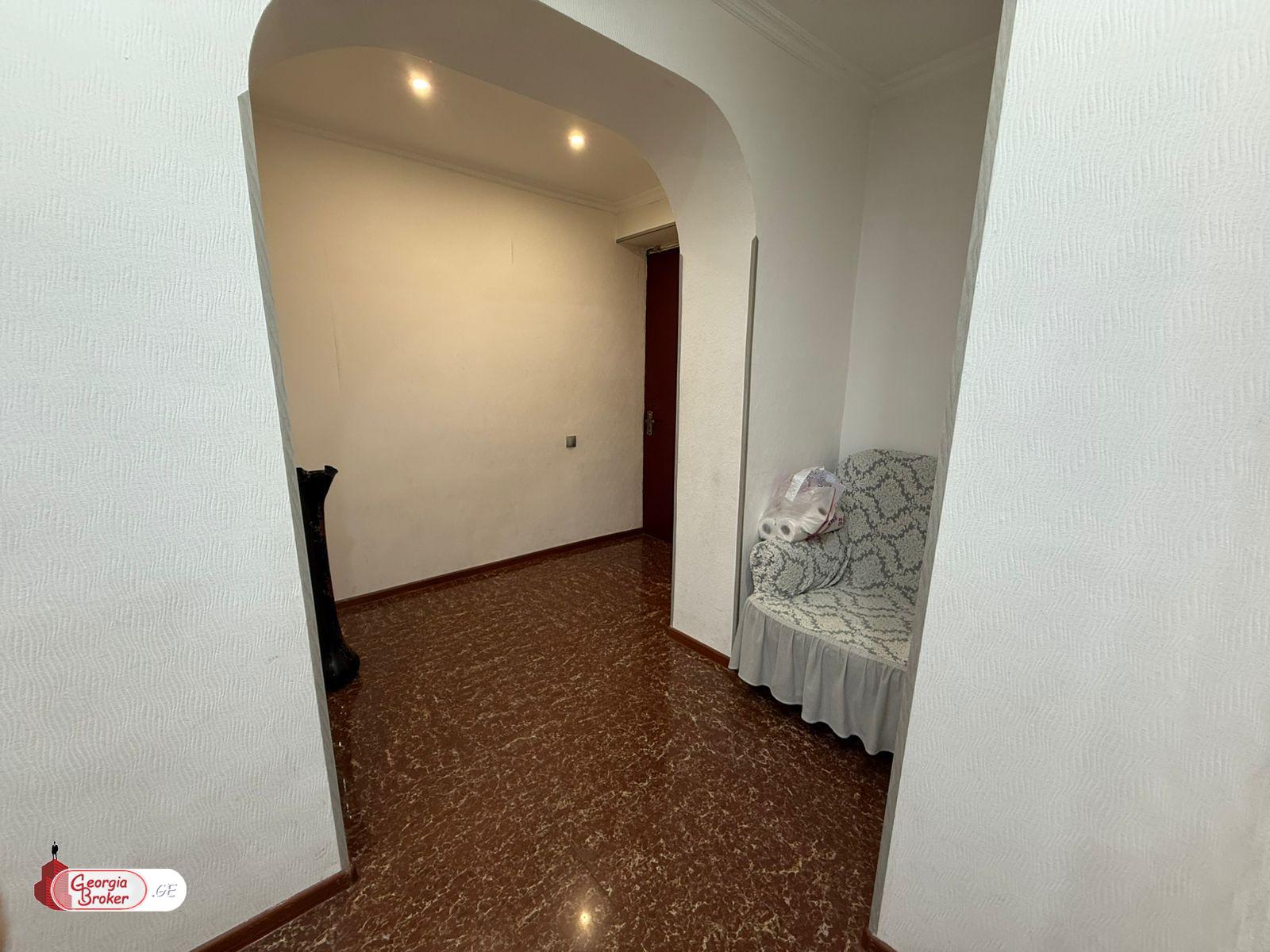 продается квартира с новым ремонтом 4-комнаты